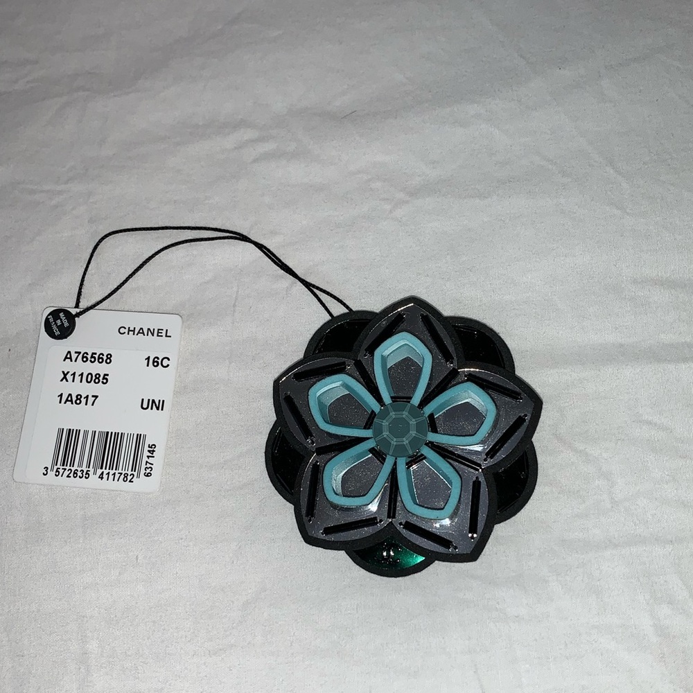 Chanel broach - Picture 6 of 9